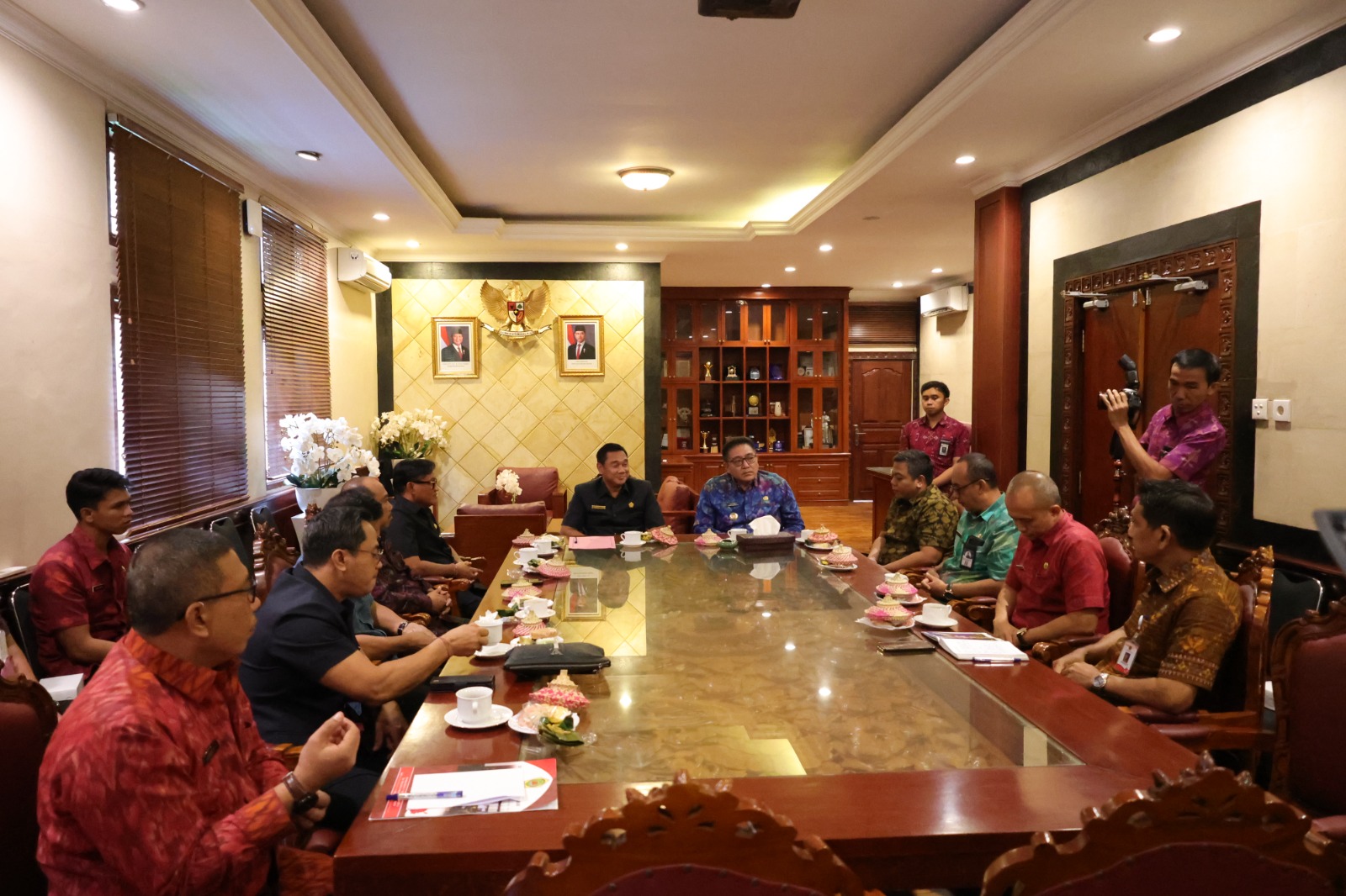 GIANYAR, BALINEWS.ID – Sebagai tindak lanjut dari aspirasi masyarakat dan permohonan advokasi dari nasabah Lembaga Perkreditan Desa (LPD) Bedulu, Ketua DPRD Gi…