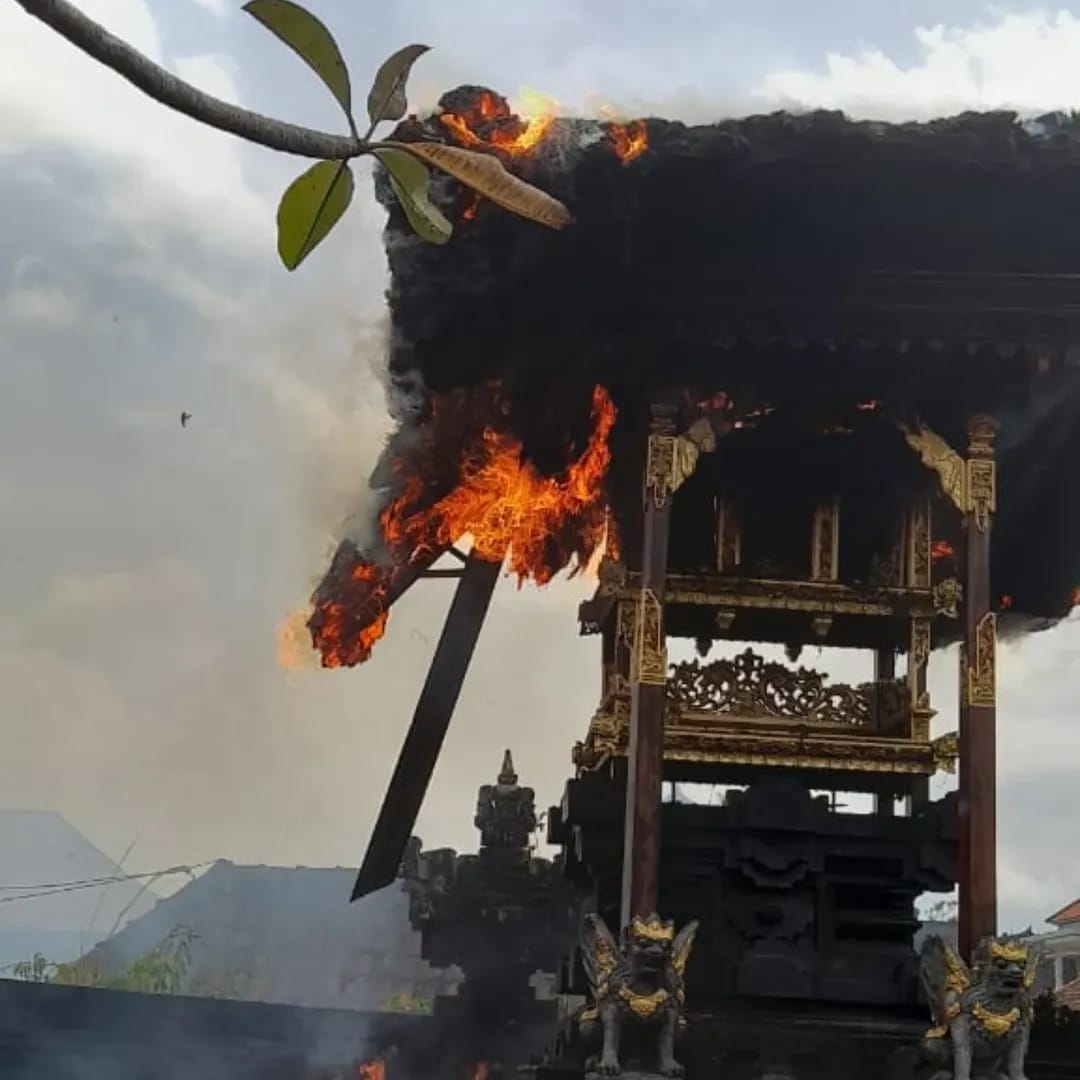 GIANYAR, BALINEWS.ID - Kebakaran ini menimpa sebuah sanggah (tempat persembahyangan) milik Wayan Tujana, seorang wiraswasta berusia 62 tahun. Kebakaran terjadi…