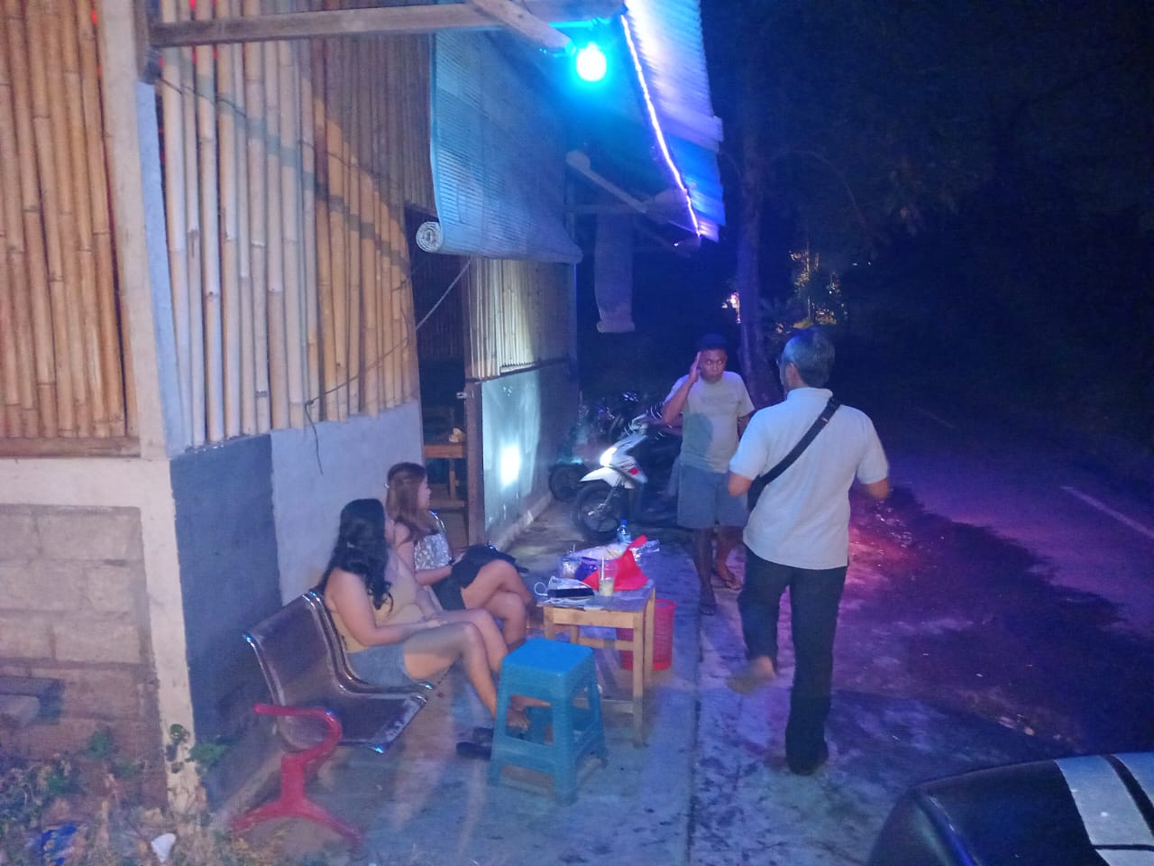 GIANYAR, BALINEWS.ID - Kafe remang selama ini memiliki stigma negatif. Sebab kerap menjadi lokasi mesum, karena terdapat wanita-wanita penghibur. Hal tersebut …