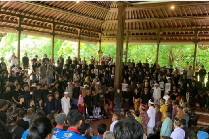 DENPASAR, BALINEWS.ID - Anggota Badan Eksekutif Mahasiswa (BEM) Universitas Udayana (Unud) dan masyarakat yang tergabung dalam Forum Diskusi Transport Bali (FD…