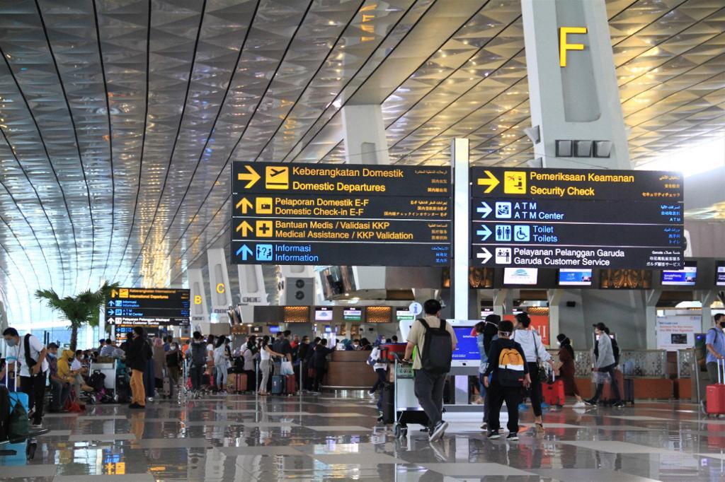NASIONAL, Balinews.id - Jelang Hari Raya Lebaran, pemerintah secara resmi menurunkan harga tiket pesawat domestik kelas ekonomi sebesar 13% - 14%. Pengumuman p…