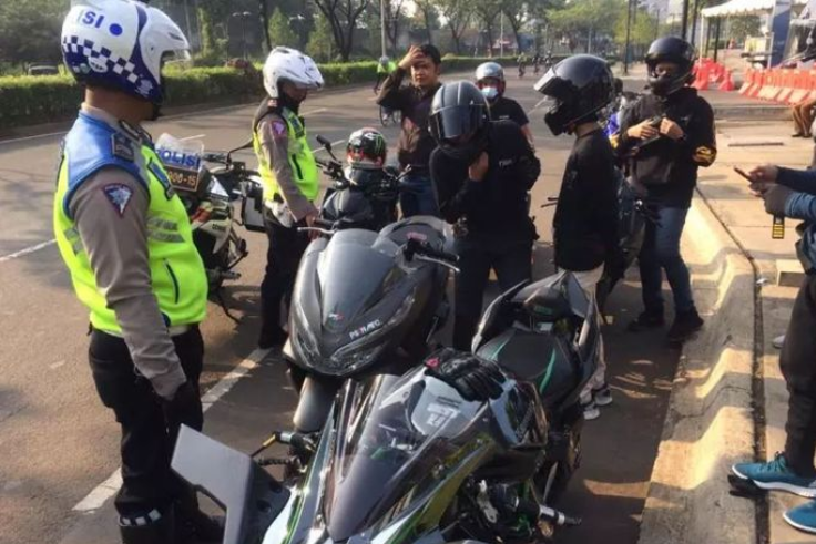 NASIONAL, BALINEWS.ID - Korps Lalu Lintas (Korlantas) Polri membantah isu yang beredar di media sosial mengenai aturan tilang yang menyebutkan bahwa kendaraan …