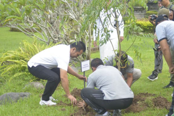 JEMBRANA, BALINEWS.ID - Tradisi ucapan selamat yang biasanya diwujudkan dalam bentuk karangan bunga, kini diubah menjadi langkah nyata pelestarian lingkungan d…