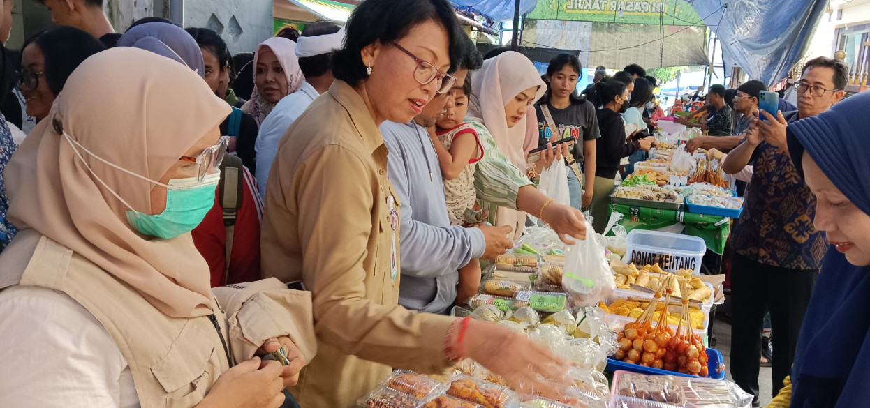 DENPASAR, Balinews.id - Pasar Takjil di kawasan Kampung Jawa, Jl. Ahmad Yani, Denpasar memang selalu ramai dikunjungi pembeli yang ingin membeli takjil untuk b…