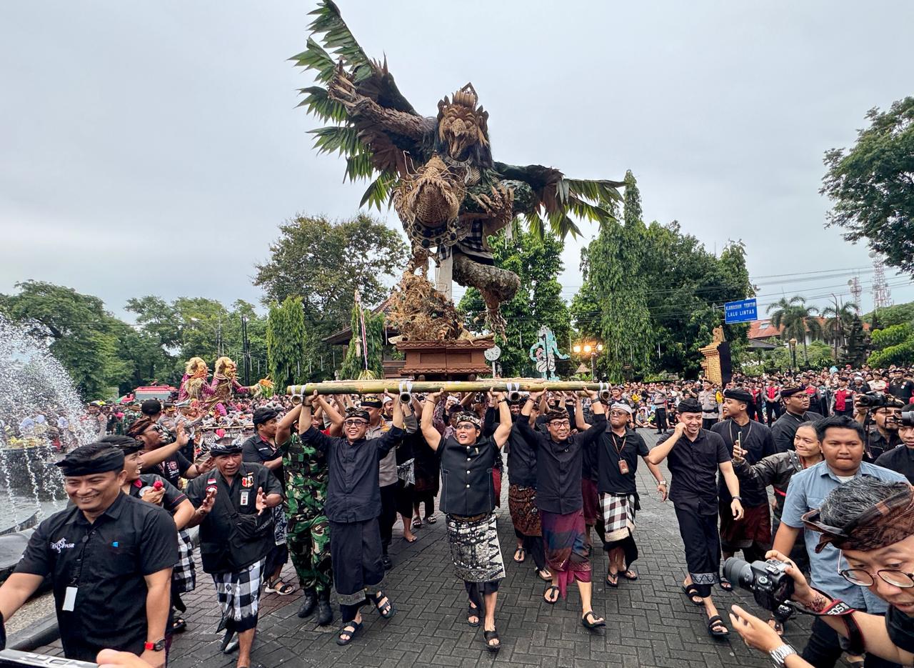 DENPASAR, Balinews.id - Kasanga Festival Tahun 2025 resmi dibuka pada, Jumat (21/3/25). Pembukaan ditandai dengan pengarakan ogoh-ogoh Garuda Adi Rijasa oleh W…