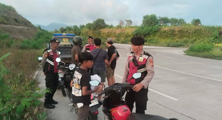 KLUNGKUNG, BALINEWS.ID - Usai musibah kecelakaan yang merenggut nyawa pelajar SMP, Polsek Dawan, Klungkung menggelar patroli. Sasarannya ialah kelompok remaja …