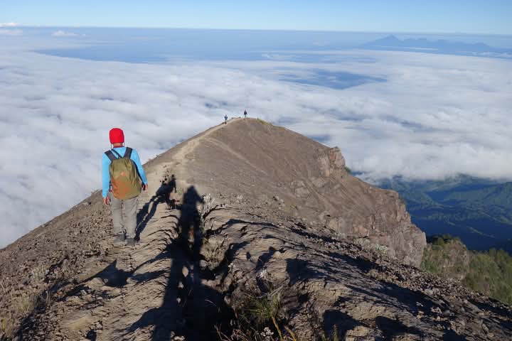 KARANGASEM, BALINEWS.ID – Jalur pendakian ke Gunung Agung akan ditutup mulai tanggal 6 April hingga 3 Mei 2025. Penutupan ini serangkaian upacara keagamaan Kar…