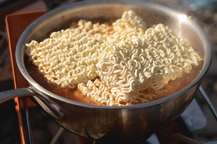 INTERMESO, Balinews.id - Mie instan memang menjadi pilihan praktis dan cepat saat sahur atau buka puasa, apalagi bagi kamu yang tak punya waktu memasak. Rasany…