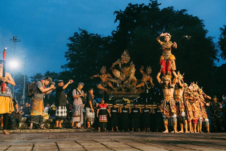 BADUNG, Balinews.id - Hari Pangerupukan adalah saat yang sangat dinanti karena pada hari tersebut hampir di seluruh wilayah di Bali mengadakan pawai ogoh-ogoh.…