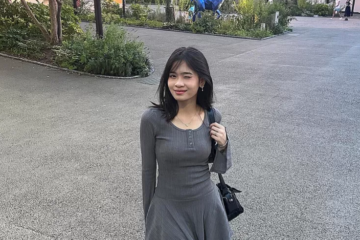 HIBURAN, Balinews.id - Kabar mengejutkan datang dari salah satu member generasi delapan JKT 48 yakni Flora Shafiq. Gadis kelahiran 2005 ini disebutkan telah me…