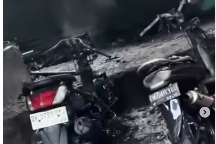 BULELENG, Balinews.id - Viral video di media sosial yang memperlihatkan 2 orang pria menangis histeris melihat kedua motornya terbakar hangus di garasi. Video …