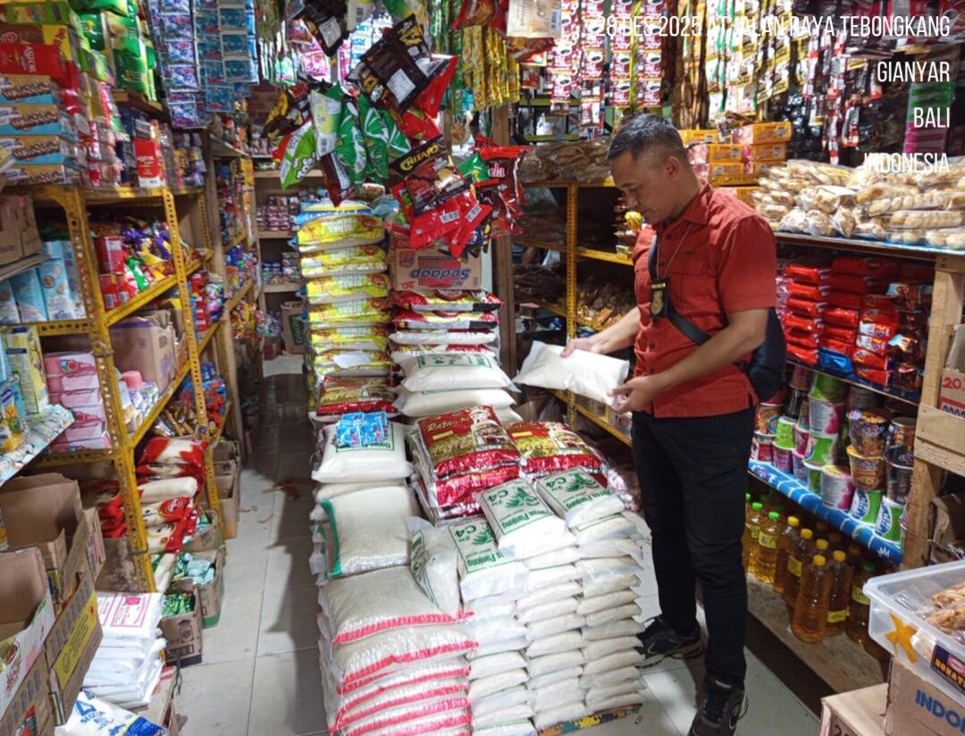 GIANYAR, BALINEWS.ID - Unit Tipiter Reskrim Polres Gianyar mendatangi pasar dan warung di seluruh Gianyar. Petugas memantau ketersediaan bahan pokok penting (b…