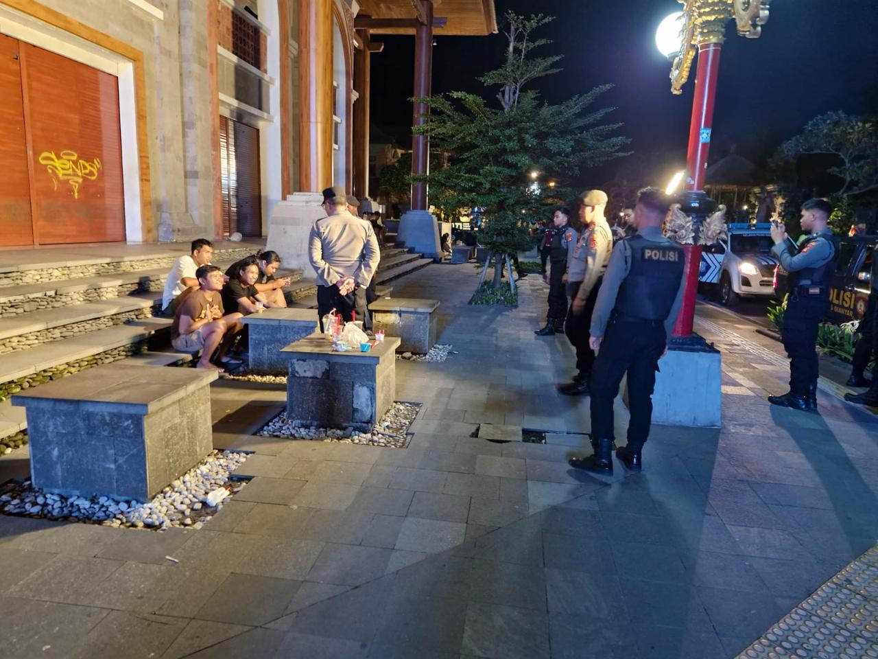 GIANYAR, BALINEWS.ID - Agar kejadian berdarah tidak terulang, Polres Gianyar menerjunkan anggota dalam jumlah besar. Saat malam minggu (1/3/2025) digelar patro…