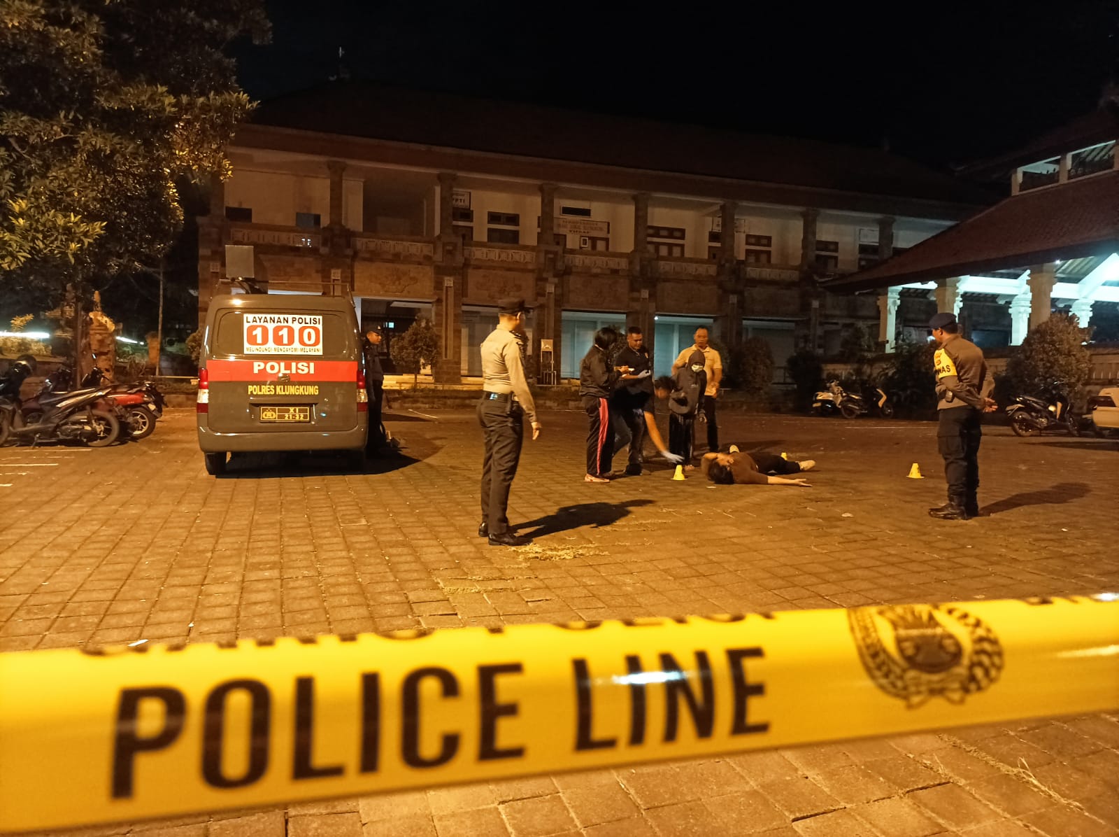 KLUNGKUNG, BALINEWS.ID – Sebuah video yang memperlihatkan aksi penganiayaan terhadap seorang gadis berusia 14 tahun di Klungkung viral di media sosial. Aksi te…