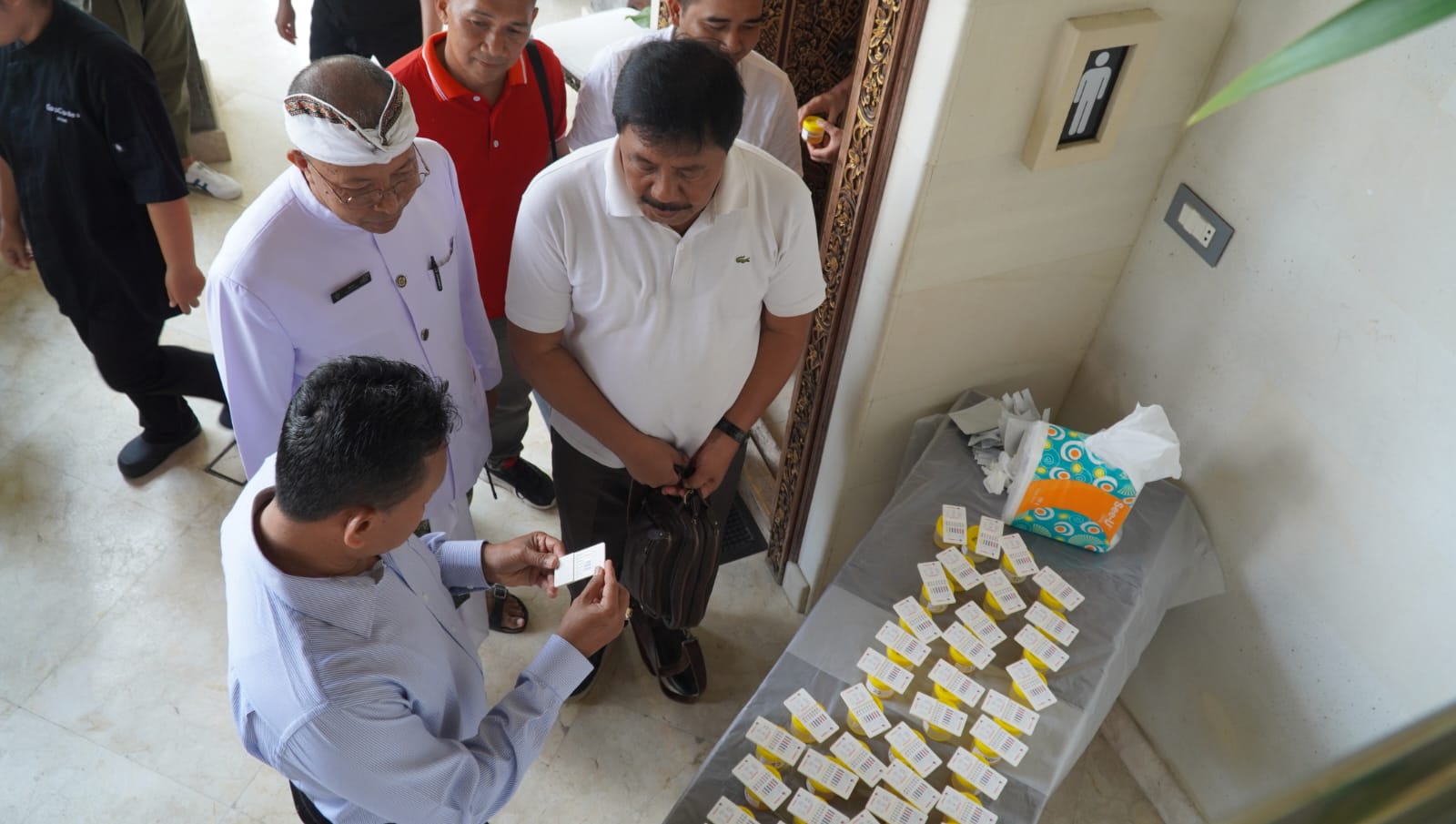 GIANYAR, BALINEWS.ID - Untuk mendeteksi secara dini potensi penyalahgunaan narkoba di kalangan pekerja, dilakukan tes urine di kalangan pekerja. Tes narkoba in…