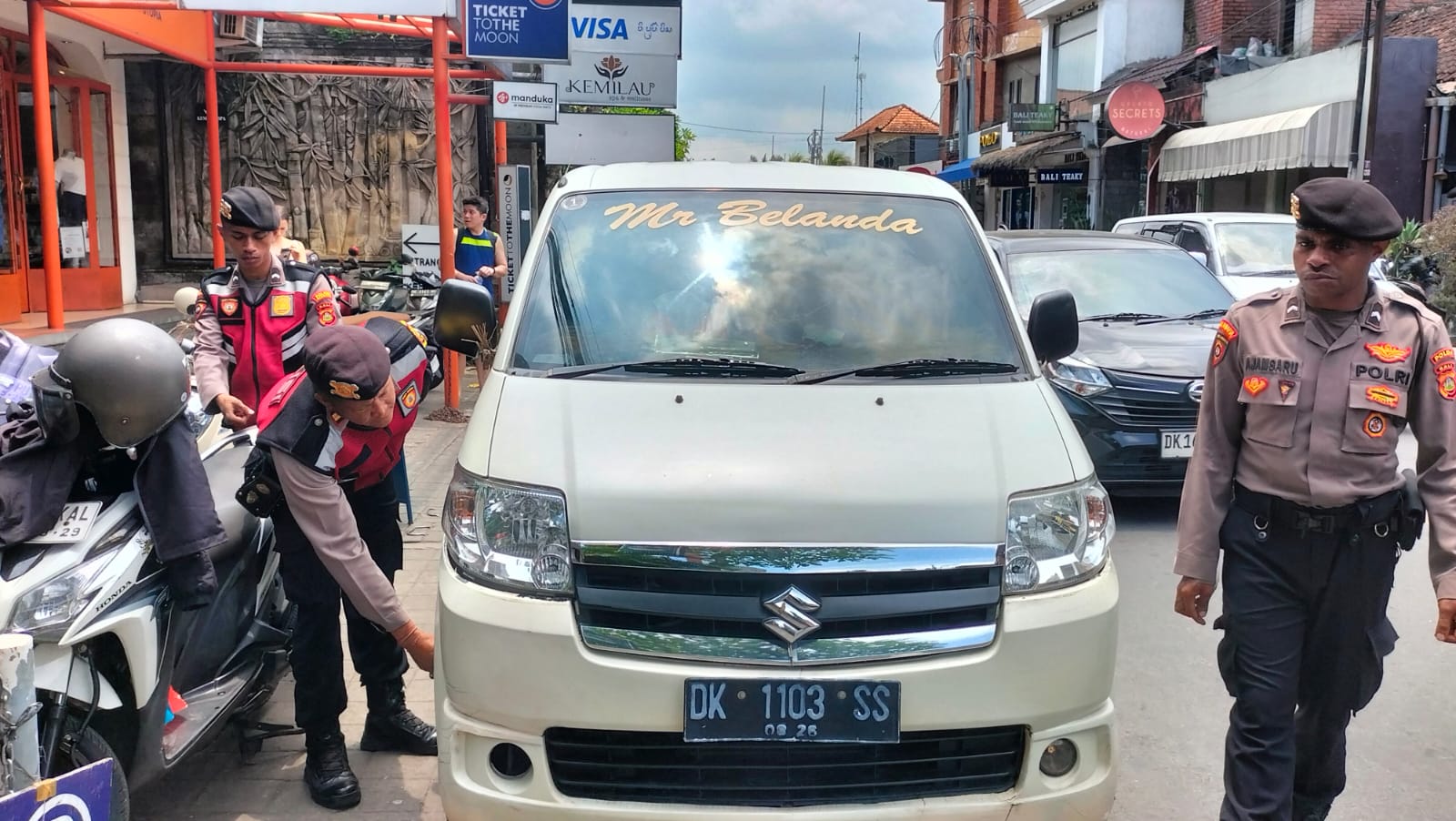 UBUD, BALINEWS.ID – Kawasan Ubud yang kerap dilanda macet, membuat petugas kepolisian mengambil tindakan tegas. Dalam patroli yang berlangsung Sabtu 8 Maret 20…