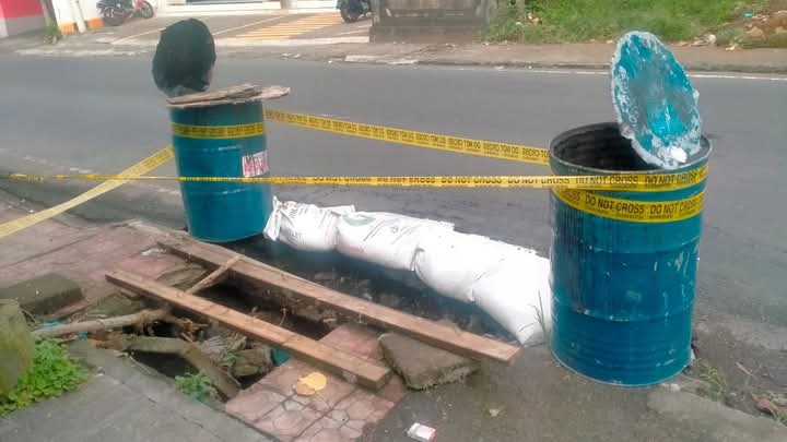 GIANYAR, BALINEWS.ID - Trotoar di Jalan Raya Kedewatan, Ubud, mengalami kerusakan parah. Trotoar tersebut berlubang cukup besar. Pejalan kaki harus berhati-hat…