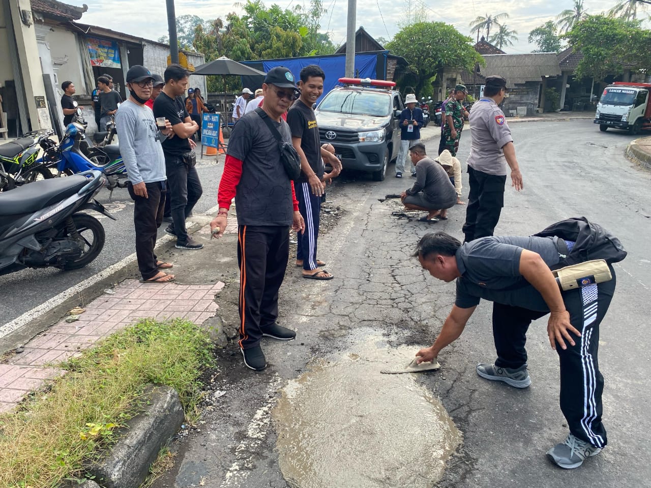 GIANYAR, BALINEWS.ID – Jalan Raya Guwang yang sebelumnya berlubang dan membahayakan kini kembali mulus. Hal tersebut berkat aksi sigap warga desa dan aparat pe…
