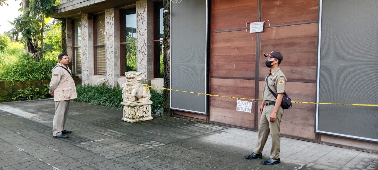 GIANYAR, BALINEWS.ID - Akomodasi wisata di Ubud, yakni Parq yang sudah disegel dikabarkan buka secara kucing-kucingan. Kabar itu dilaporkan oleh akun N'coo Dej…