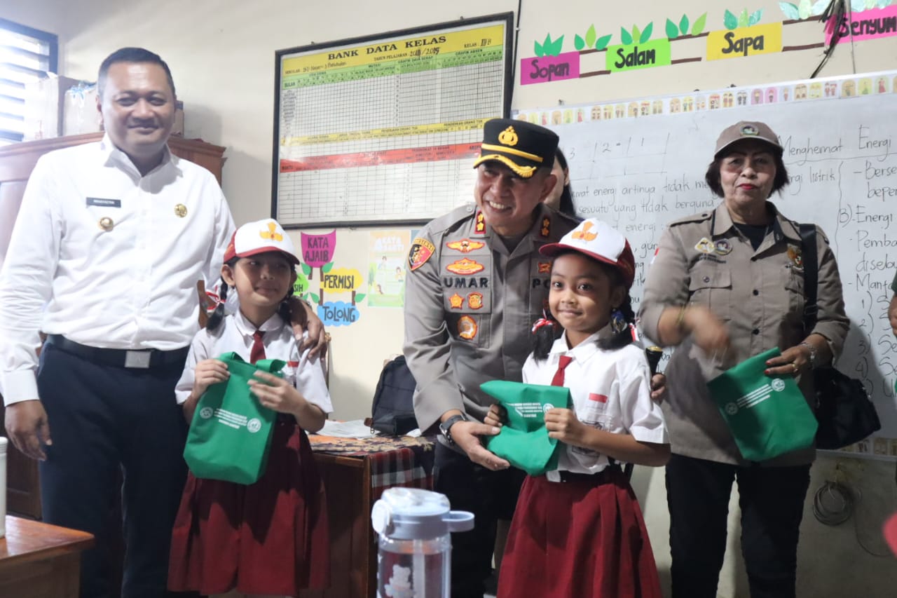 GIANYAR, BALINEWS.ID - Program Makan Bergizi Gratis (MBG) akhirnya tiba di Gianyar. Pada Senin (17/3/2025), makanan dibagikan ke siswa di Gianyar. Plt. Kadisdi…