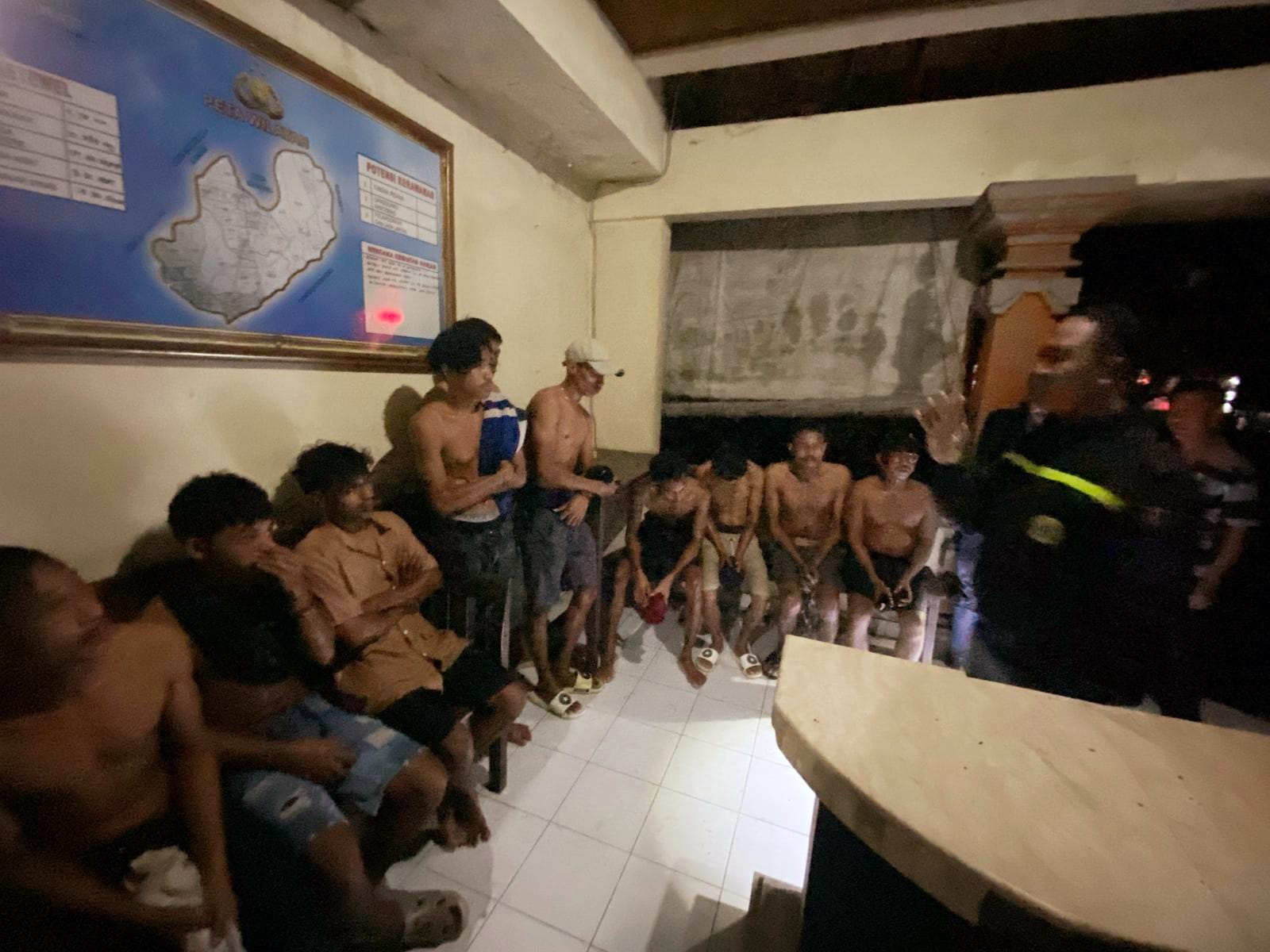 GIANYAR, BALINEWS.ID - Perkelahian antar sesama warga Sumba, NTT pecah di Desa Ketewel, Kecamatan Sukawati pada Kamis (20/3/2025) pukul 20.00. Perkelahian didu…
