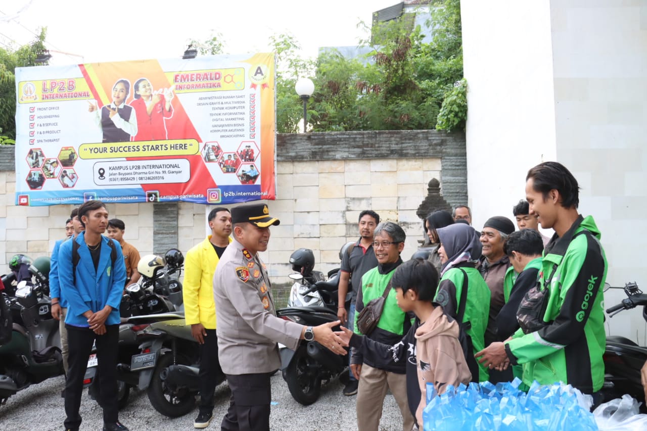 GIANYAR, BALINEWS.ID - Senyum para driver ojek online yang melintas di kawasan kota Gianyar merekah. Mereka kebagian takjil gratis sebagai menu berbuka puasa. …