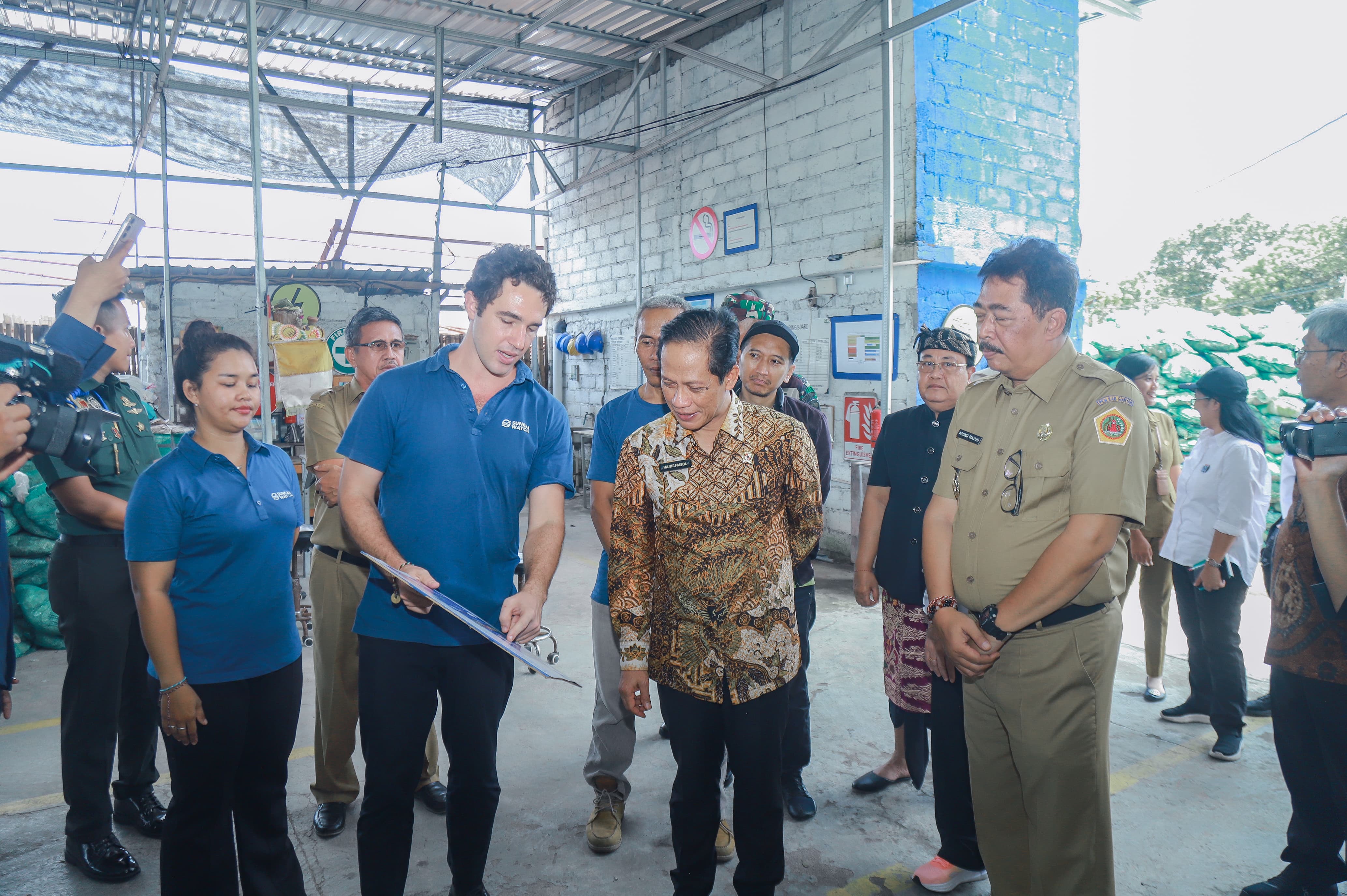 GIANYAR, BALINEWS.ID - Menteri Lingkungan Hidup Republik Indonesia, Hanif Faisol Nurofiq, mendatangi ke home base komunitas Non Government Organization (NGO) S…
