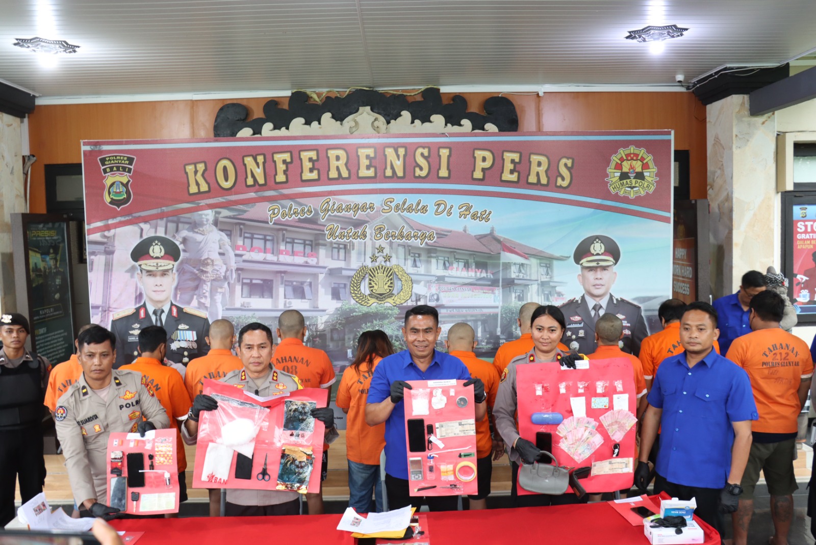 GIANYAR, BALINEWS.ID - Satuan Reserse Narkoba (Satresnarkoba) Polres Gianyar menangkap 10 tersangka pemilik sabu-sabu. Pelaku mayoritas merupakan warga Bali, t…