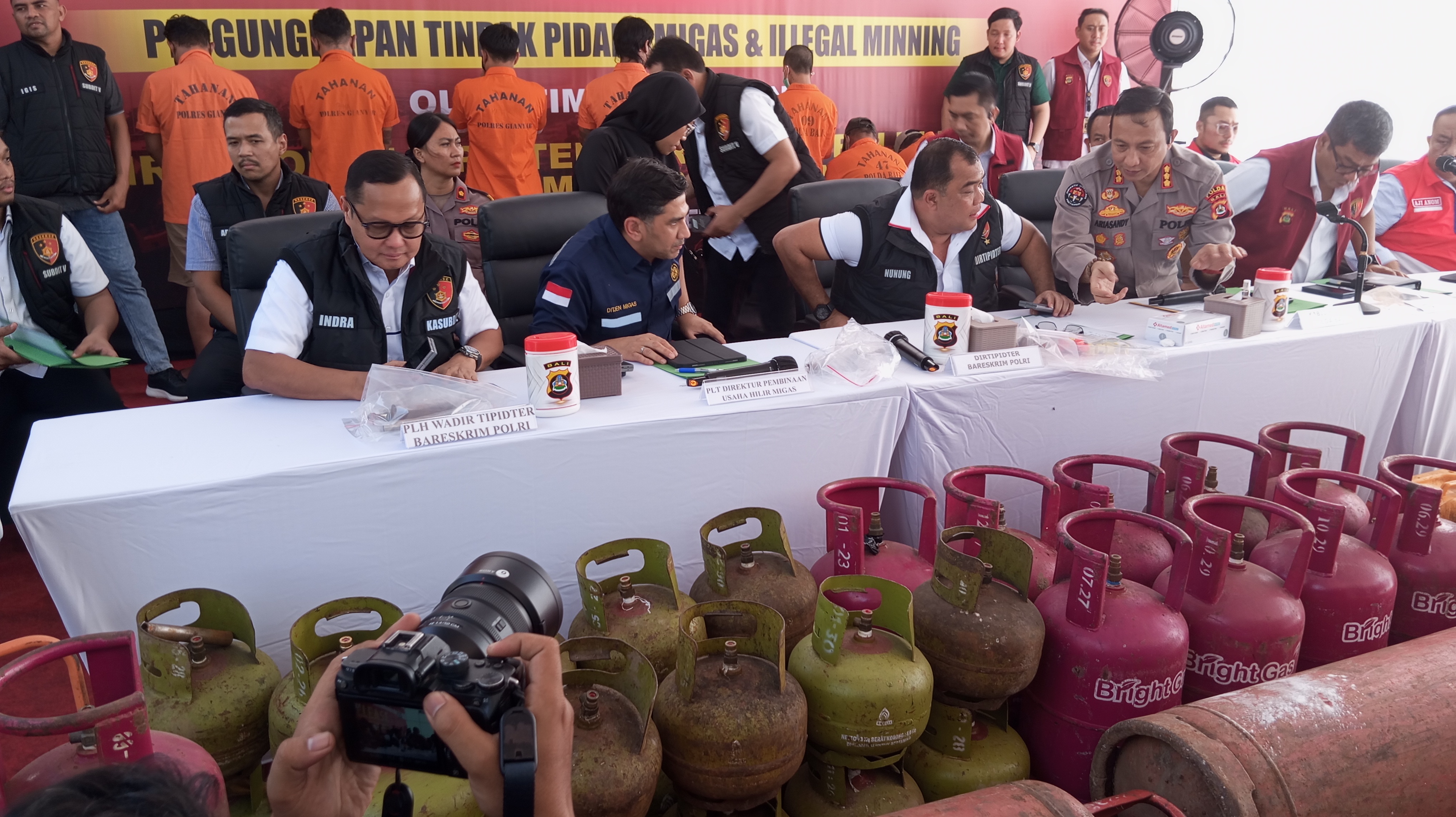 GIANYAR, BALINEWS.ID - Gudang LPG di Banjar Griya Kutri, Desa Singapadu Tengah, Kecamatan Sukawati dibongkar oleh Direktorat Tindak Pidana Tertentu (Dit Tipidt…