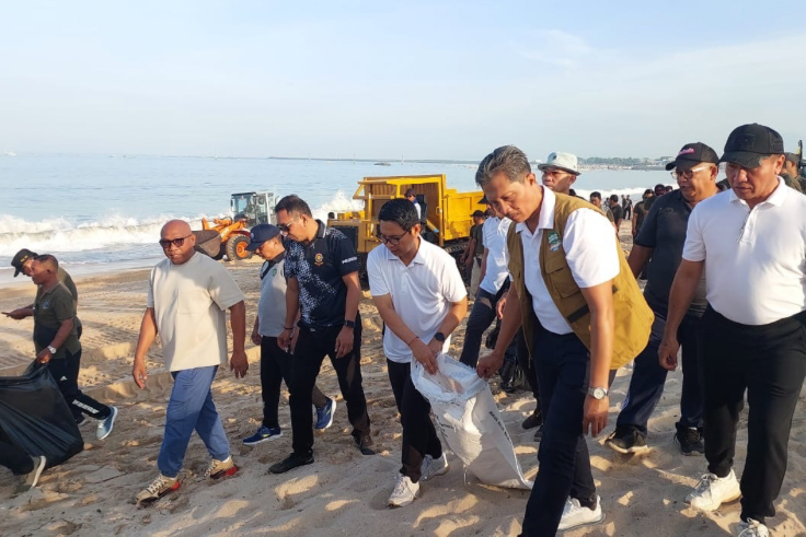 BADUNG, BALINEWS.ID – Ribuan orang berkumpul di Pantai Kedonganan, Kuta Selatan, Badung, Bali, Sabtu (8/3) pagi, untuk membersihkan sampah plastik di sepanjang…