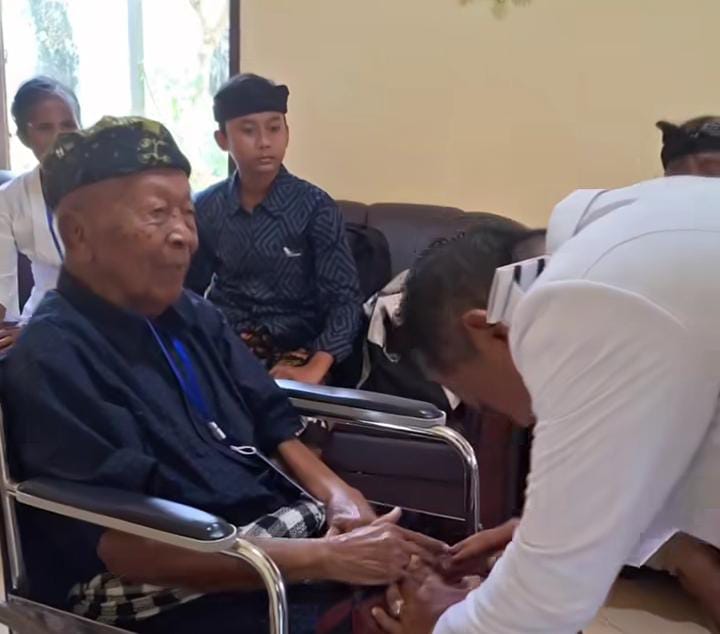 KARANGASEM, BALINEWS.ID – Momen haru berlangsung usai serah terima jabatan (sertijab) Bupati dan wakil Bupati Karangasem. Wakil Bupati Pandu Prapanca Lagosa la…