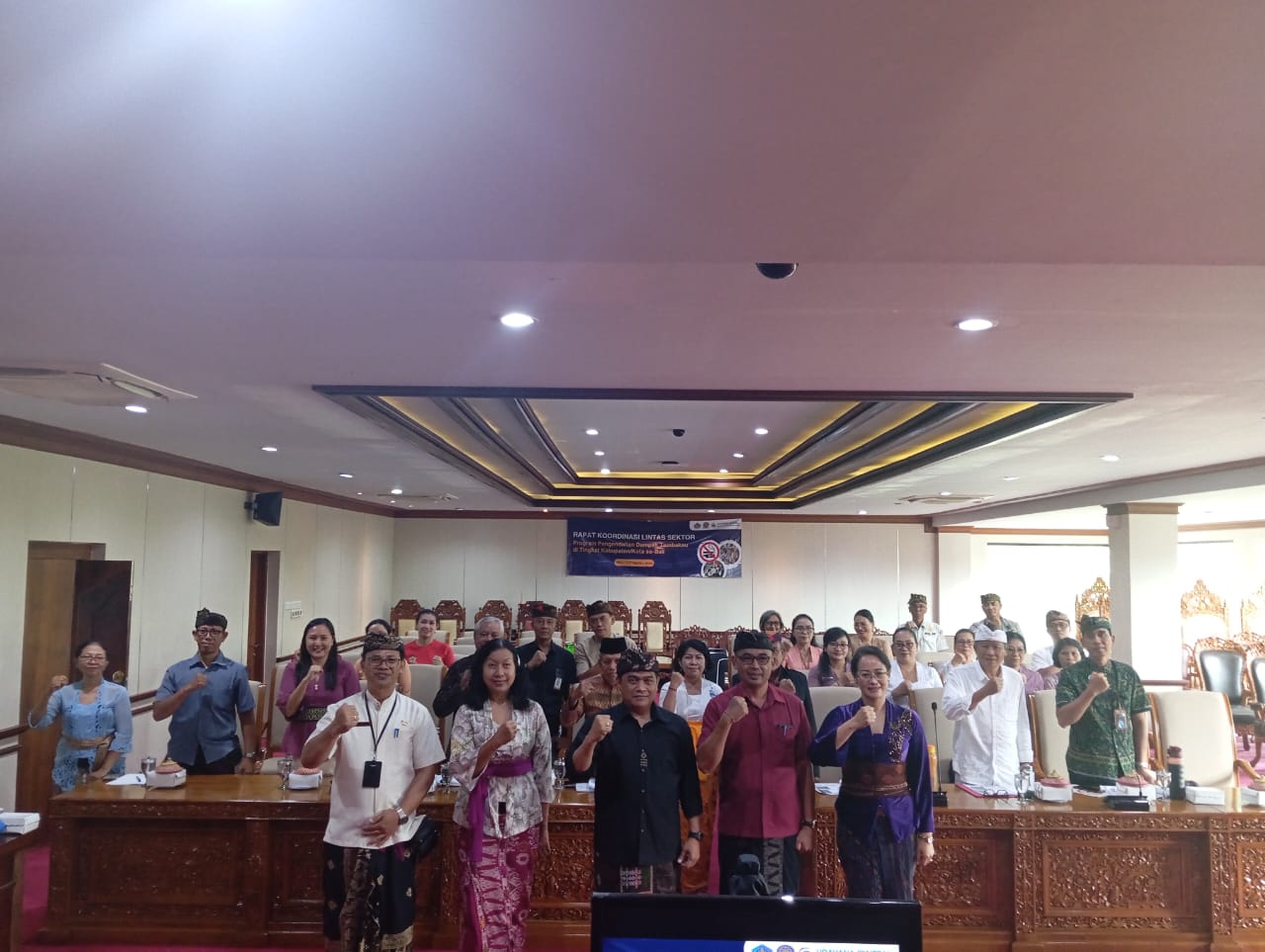 GIANYAR, BALINEWS.ID - Sesi diskusi terkait rapat koordinasi lintas sektor program pengendalian dampak tembakau berlangsung di Ruang Sidang I Kantor Bupati Gia…