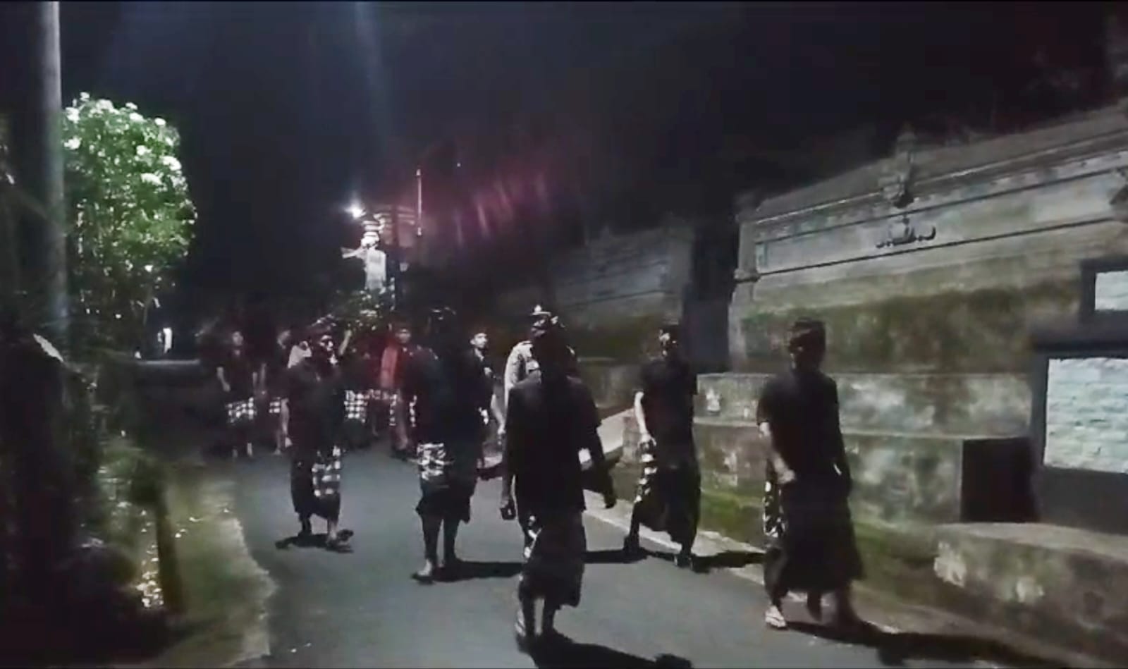 GIANYAR, BALINEWS.ID – Usai kesaksian warga diduga kena begal di Jalan Raya Buahan, Kecamatan Payangan, desa adat di Kecamatan Payangan mulai bergerak. Para pe…