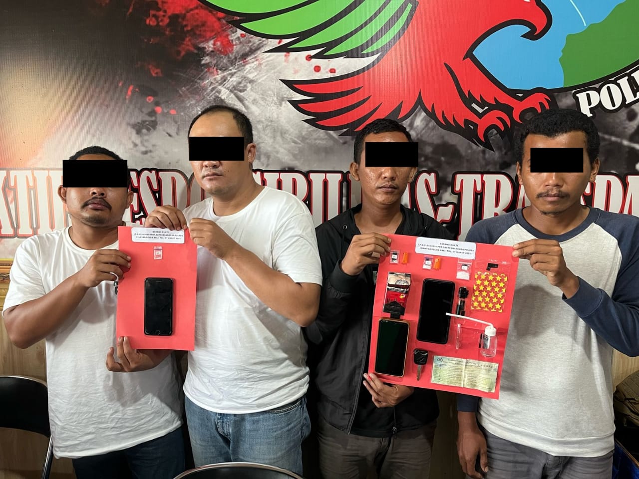 GIANYAR, BALINEWS.ID - Tim Sat Resnarkoba Polres Gianyar berhasil mengamankan empat pria yang diduga terlibat dalam peredaran narkotika jenis sabu dalam operas…