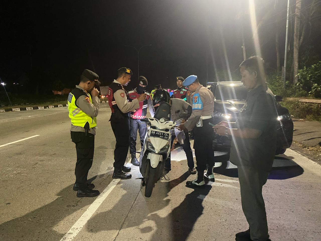 GIANYAR, BALINEWS.ID - Polres Gianyar menggelar patroli skala besar dalam rangka Operasi Cipta Kondisi (Cipkon) Agung 2024 pada Minggu malam (16/3/2025). Patro…