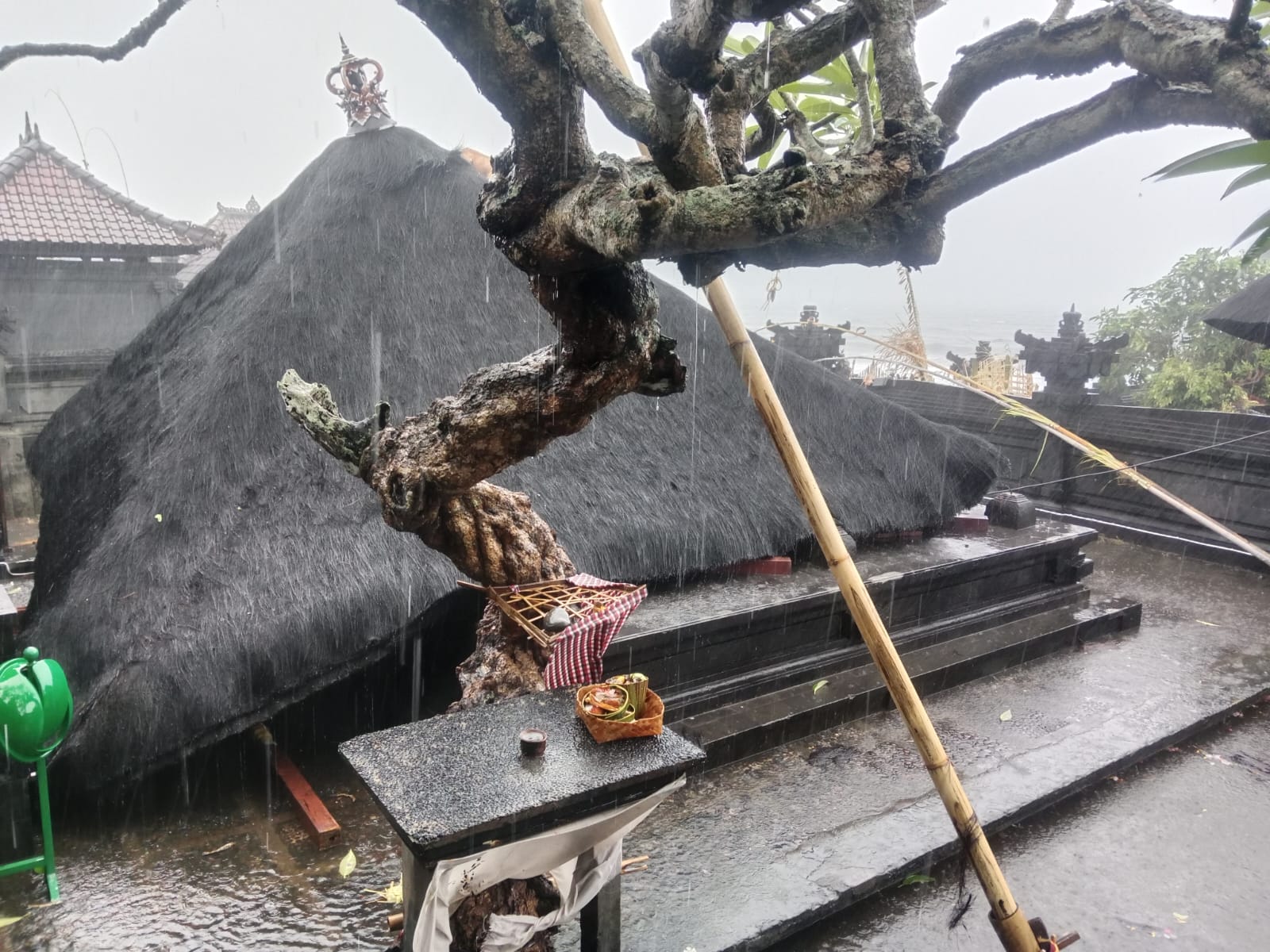 KLUNGKUNG, BALINEWS.ID - Hujan deras disertai angin kencang melanda Kabupaten Klungkung pada Rabu (19/3/2025) sore. Kejadian tersebut menyebabkan kerusakan par…