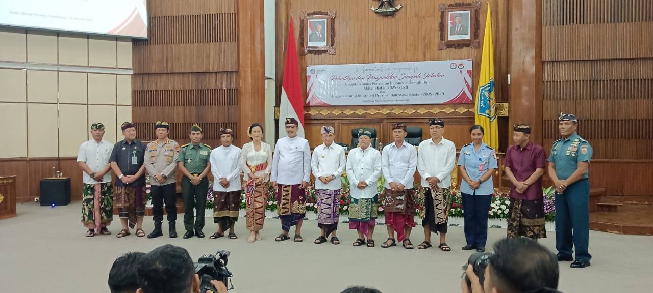 DENPASAR, Balinews.id - Gubernur Bali, Wayan Koster, melantik anggota baru Komisi Penyiaran Indonesia Daerah (KPID) dan Komisi Informasi (KI) Bali, periode 202…