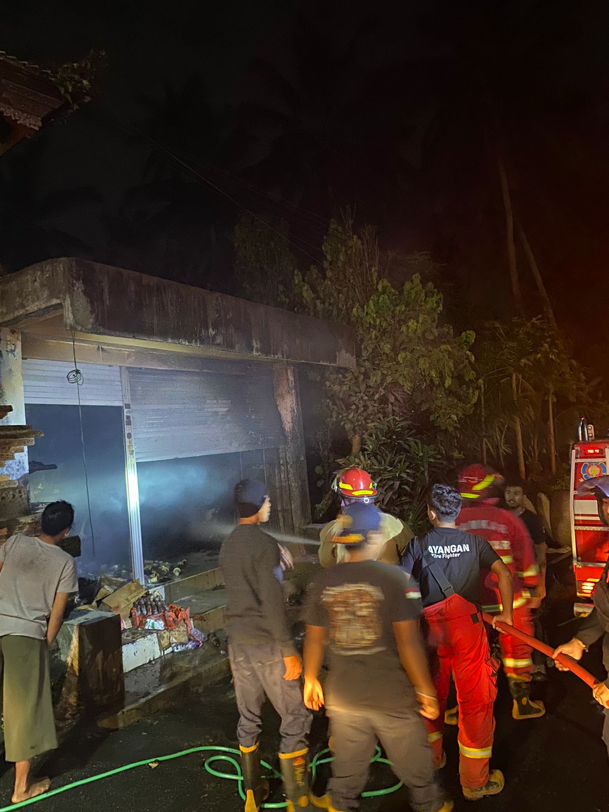 GIANYAR, BALINEWS.ID - Sebuah warung sembako milik Ni Wayan Jarni (60) di Banjar Begawan, Desa Melinggih Kelod, Kecamatan Payangan, Kabupaten Gianyar, hangus t…