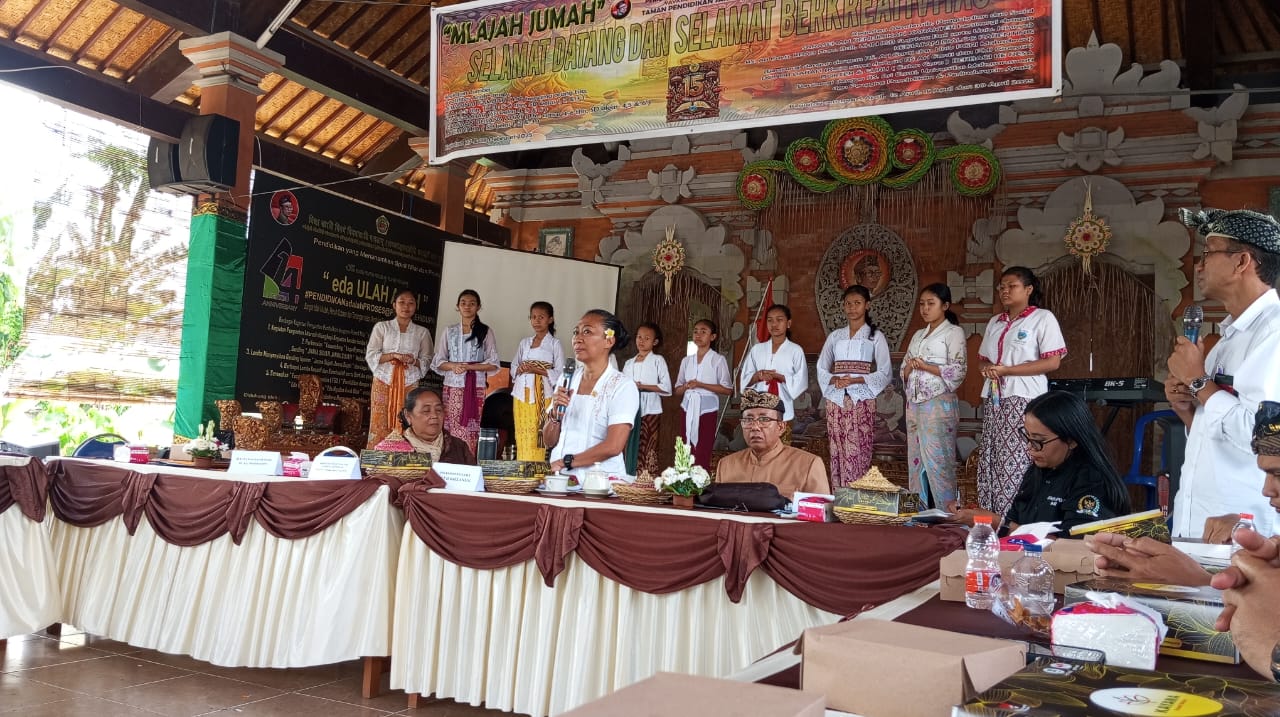 GIANYAR, BALINEWS.ID - Yayasan Pendidikan Ketut Alon menggelar sarasehan bertema “Mlajah Jumah” atau belajar di rumah yang berlangsung di TP Pendidikan Sarin R…