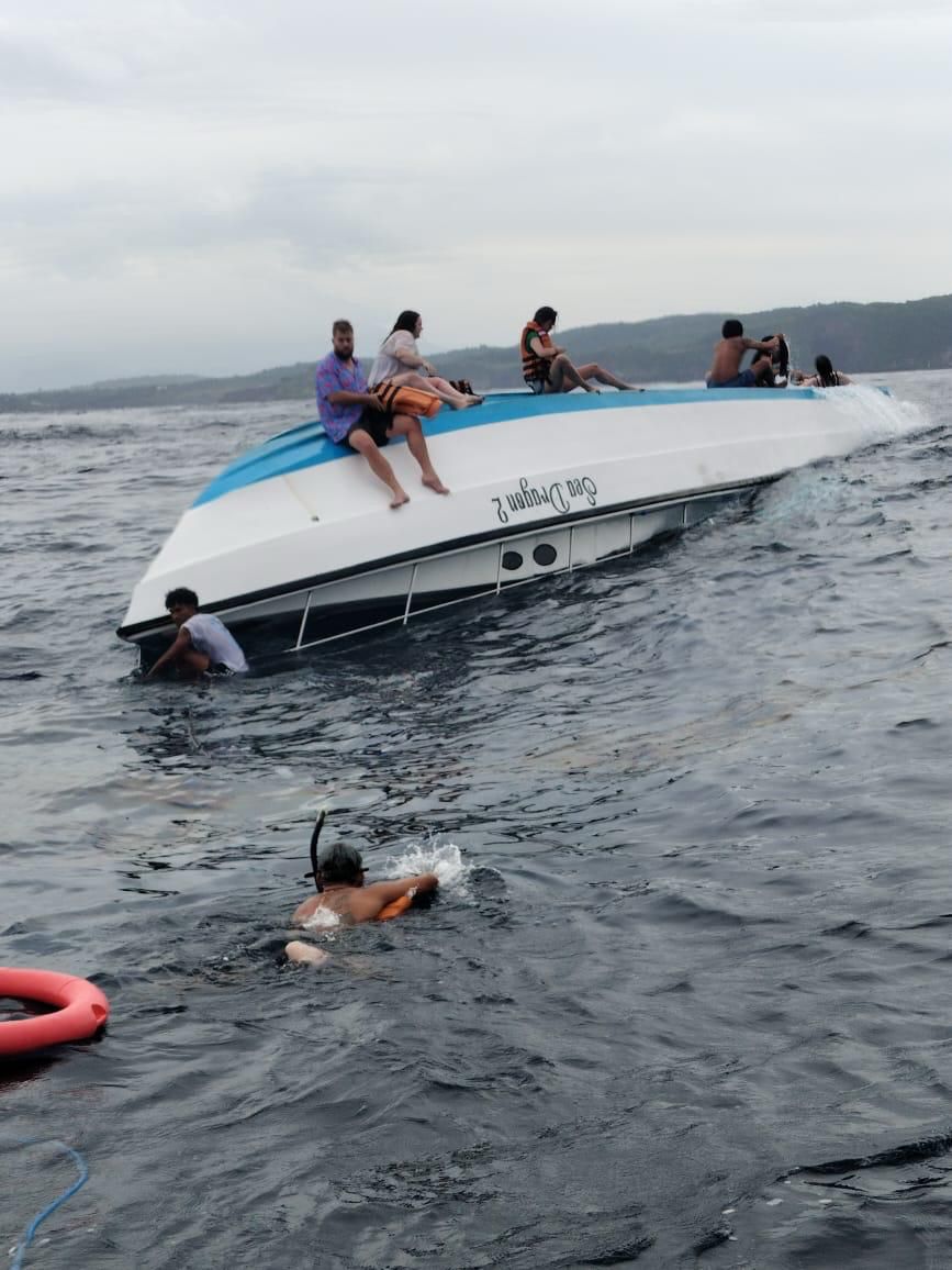 KLUNGKUNG, BALINEWS.ID – Musibah menimpa satu unit speed boat snorkeling Sea Dragon pengangkut wisatawan pada Jumat (21/3/2025). Boat dari jurusan Sanur menuju…