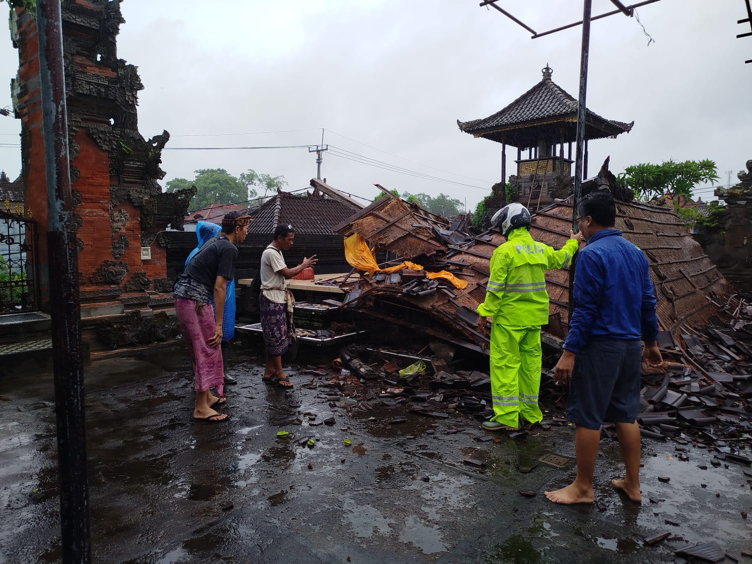 GIANYAR, BALINEWS.ID – Badai yang terjadi pada Sabtu (22/3/2025) pukul 13.30 di Kecamatan Gianyar menyisakan kerusakan. Dua bangunan di dua pura di Kecamatan G…
