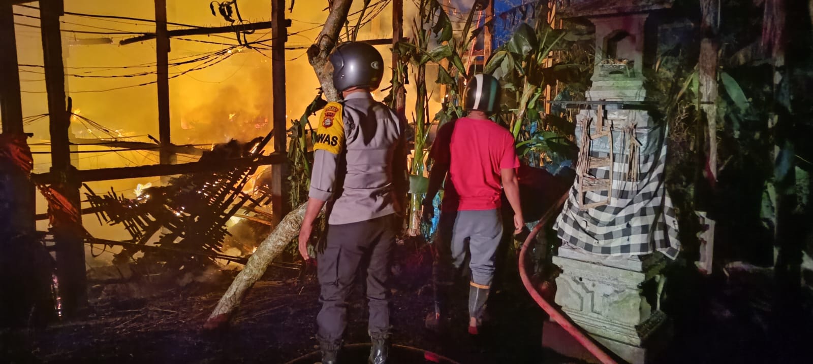 KLUNGKUNG, BALINEWS.ID - Kebakaran besar melanda kandang ayam di Dusun Kaler, Desa Tusan, Kecamatan Banjarangkan, Klungkung, pada Kamis (27/3/2025) dini hari. …