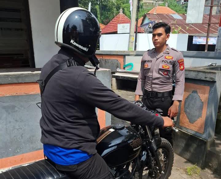 KARANGASEM, BALINEWS.ID – Polsek Kawasan Pelabuhan Padangbai, Karangasem, membuka layanan penitipan sepeda motor gratis bagi para pemudik yang menyeberang ke k…