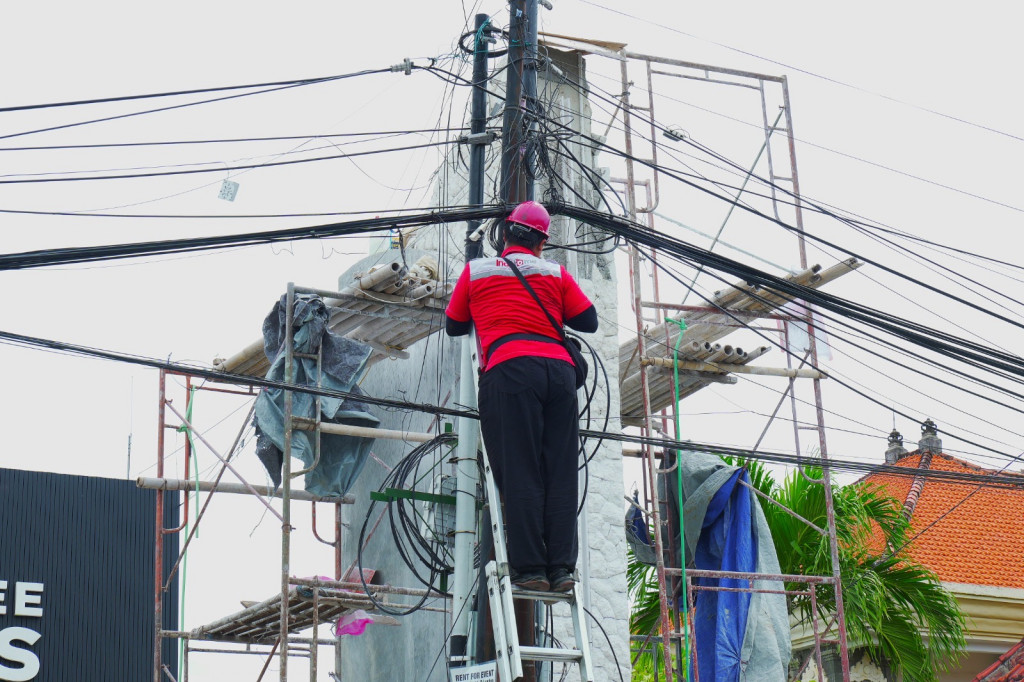 BADUNG, Balinews.id - Kemarin Sabtu (15/3/25) sore, Pemerintah Kabupaten Badung melaksanakan penertiban utilitas dengan menurunkan dan membersihkan kabel provi…