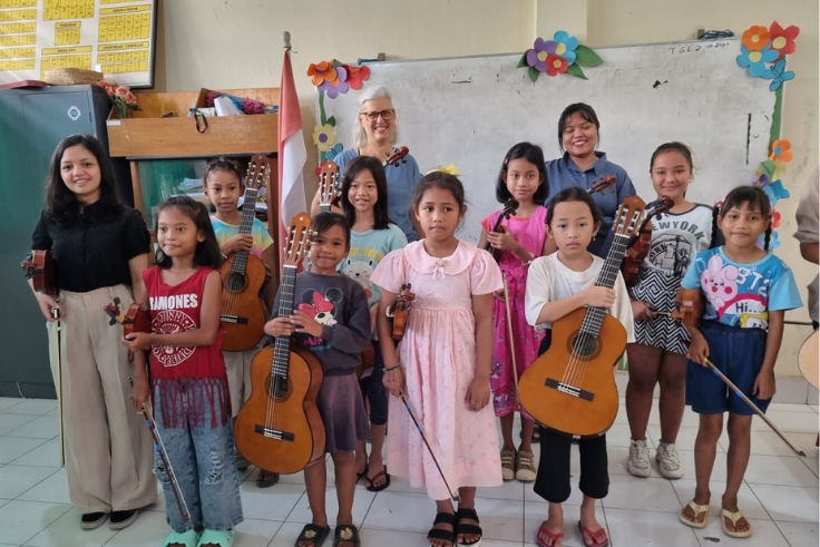 DENPASAR, BALINEWS.ID – Warung Kubu Kopi di Renon, Denpasar, mendadak senyap saat beberapa anak, dipandu oleh sang guru, memainkan musik klasik. Siang yang ter…