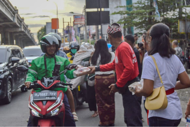 NASIONAL, BALINEWS.ID – Menjelang Hari Raya Nyepi, umat Hindu di Kota Bekasi menggelar aksi sosial bertajuk Saka Bhoga Sevanam, dengan membagikan 2.050 paket m…