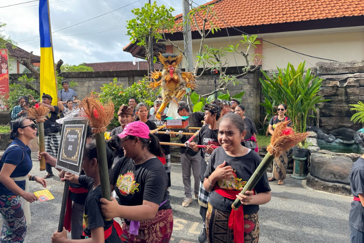 DENPASAR, BALINEWS.ID - Suasana penuh semangat menyelimuti halaman Sekolah Luar Biasa Negeri (SLBN) 2 Denpasar pada Kamis (20/3/2025) pagi. Para siswa menampil…