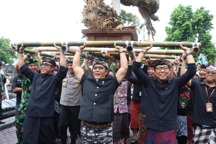 DENPASAR, BALINEWS.ID – Suasana meriah menyelimuti pembukaan Kasanga Festival Yowana Pasikian Kota Denpasar 2025 di kawasan Patung Catur Muka, Denpasar, Jumat …