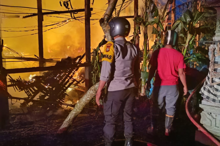 KLUNGKUNG, BALINEWS.ID - Sebuah kandang ayam di Dusun Kaler, Desa Tusan, Kecamatan Banjarangkan, Klungkung, hangus terbakar pada Kamis (27/3/2025) dini hari. K…