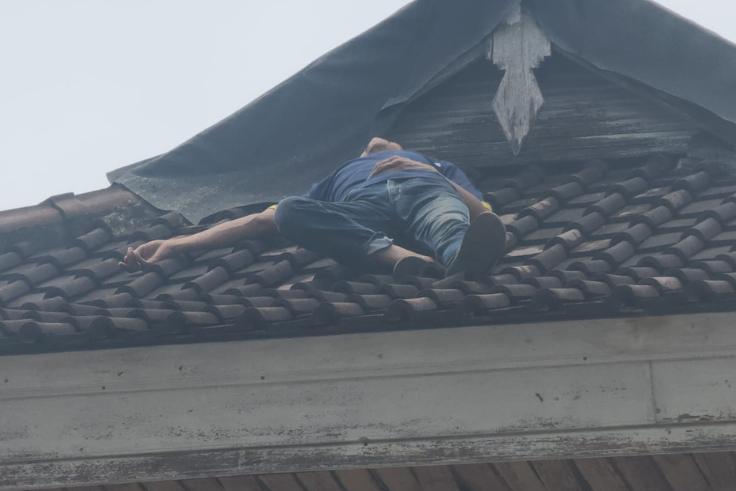 DENPASAR, BALINEWS.ID - Seorang pria ditemukan tergeletak di atas genteng rumah warga di Jalan Tukad Ayung, Denpasar Timur, pada sekitar pukul 12.30 WITA. Keja…